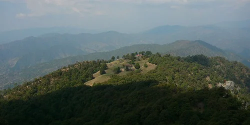 Book a Chopta Tungnath trek package and enjoy the tranquility of Chandrashila Summit.